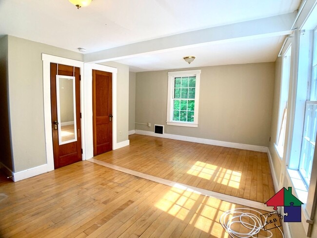 Building Photo - 102 Northfield St Unit 1