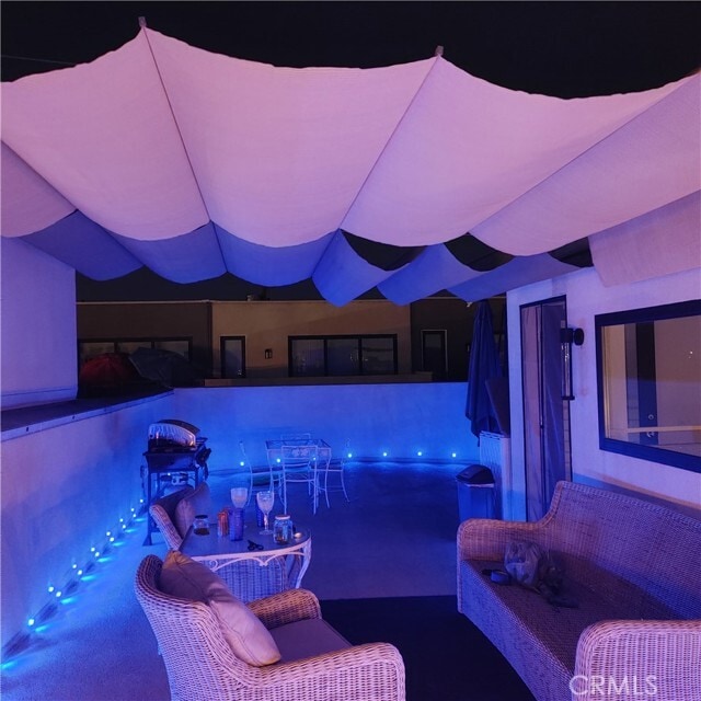 Photo - 275 W 8th St