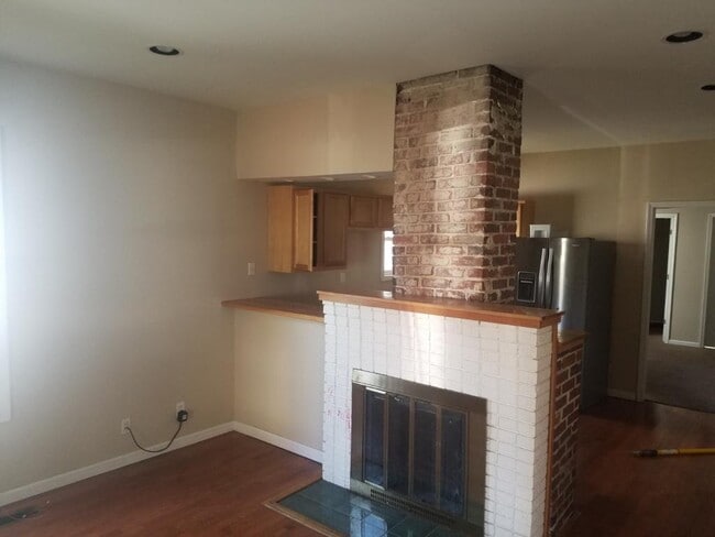 Building Photo - 826 21st St Rental