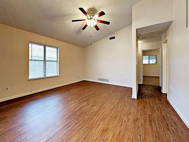 Photo - 1101 Suburban St