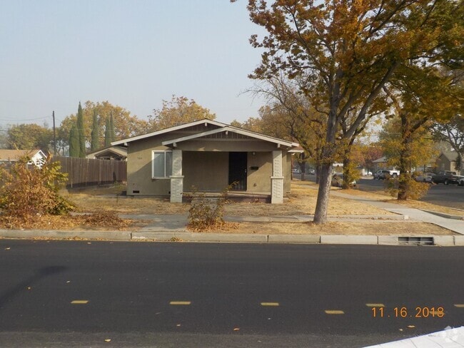 Building Photo - Charming Downtown House