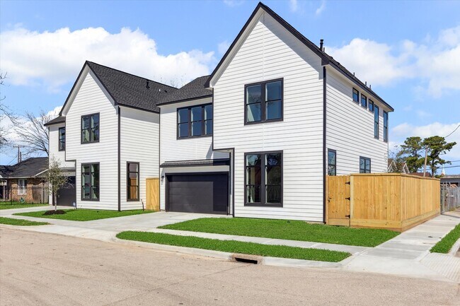 Photo - 5617 Leonard St