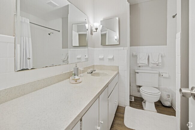 2BR, 1,5BA - 1,080SF - Bathroom - The Park at River City