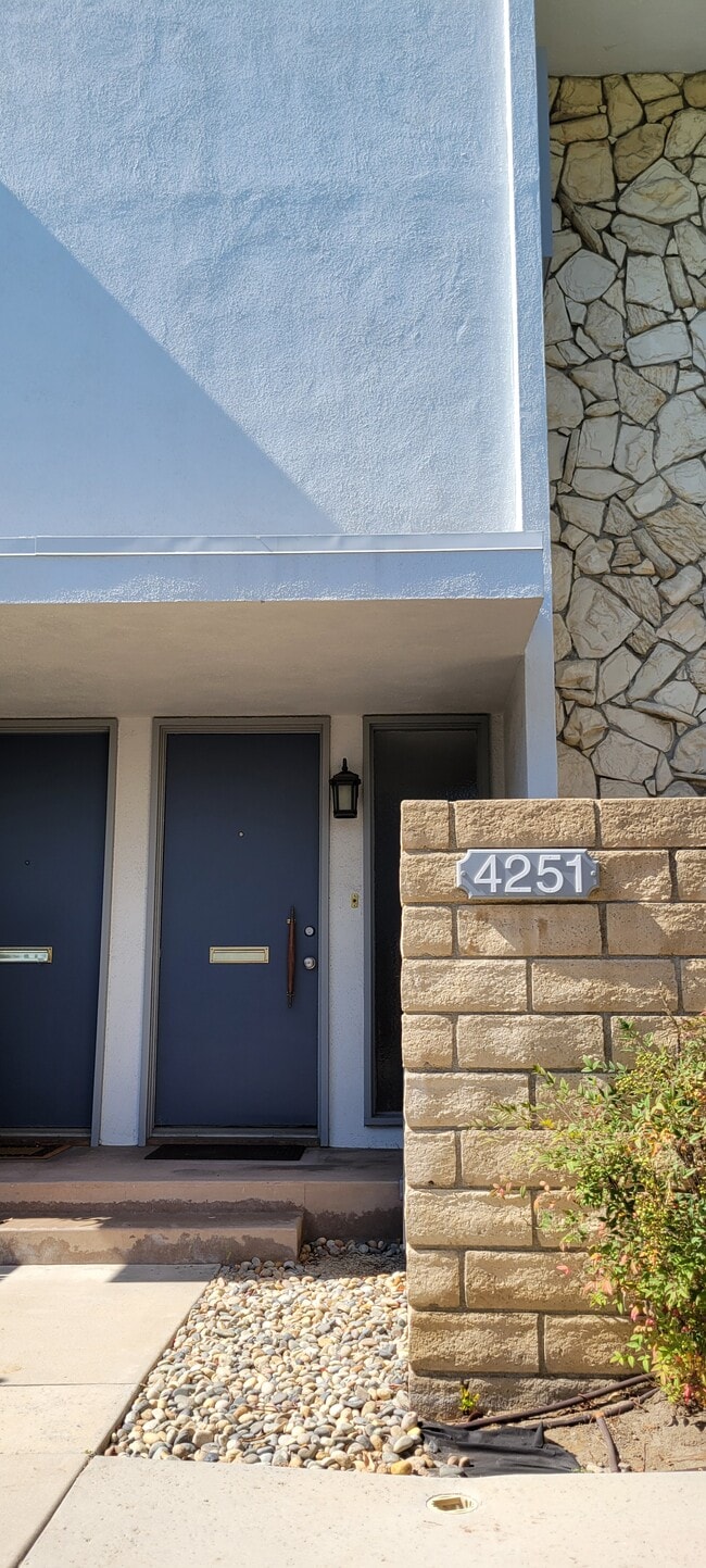 Building Photo - 4251 W Sarah St