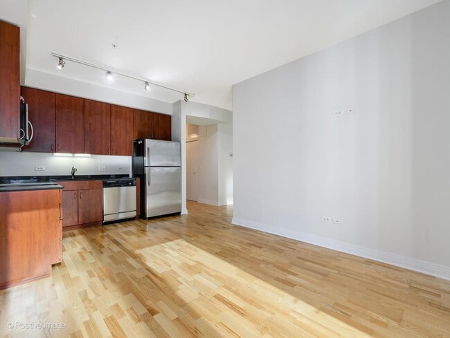 Photo - 1043 W Madison St Unit 27R