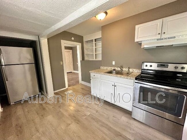 Photo - 2905 E 61st St