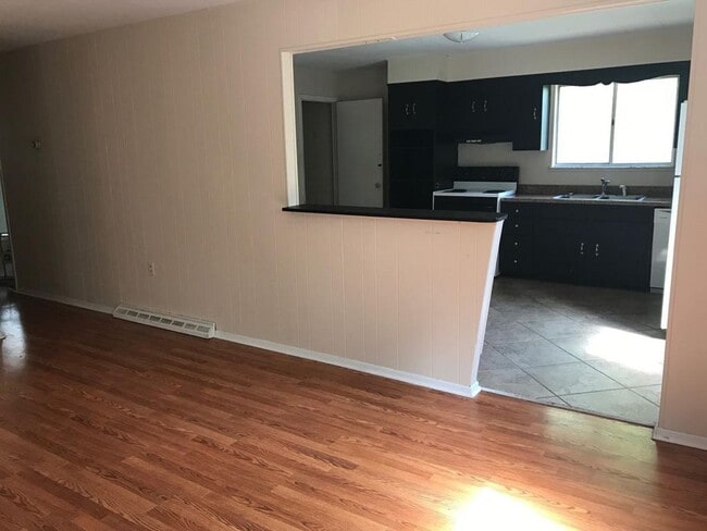 Building Photo - 1070 Willey St Rental