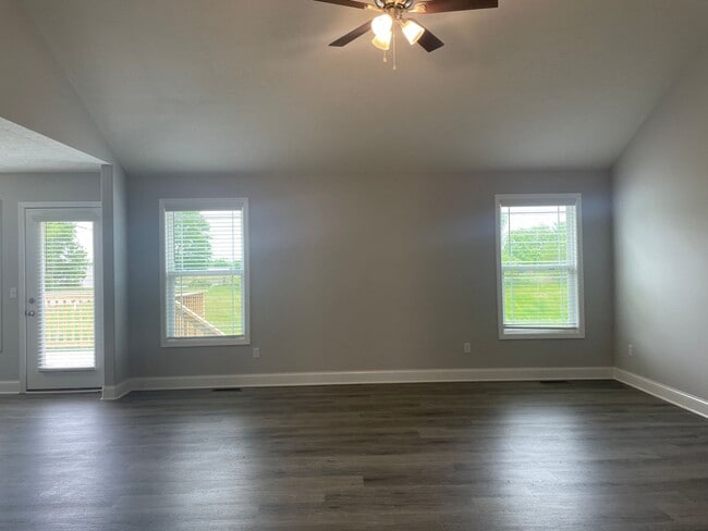 Photo - 560 Labrador Dr