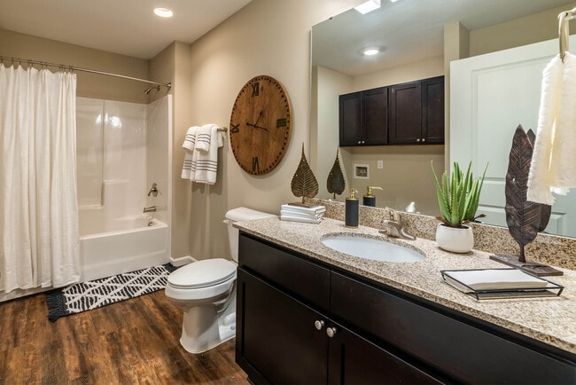 Dos baños completos - Redwood Obetz