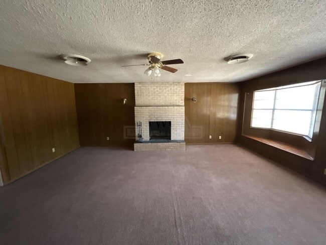 Photo - 208 Oak St