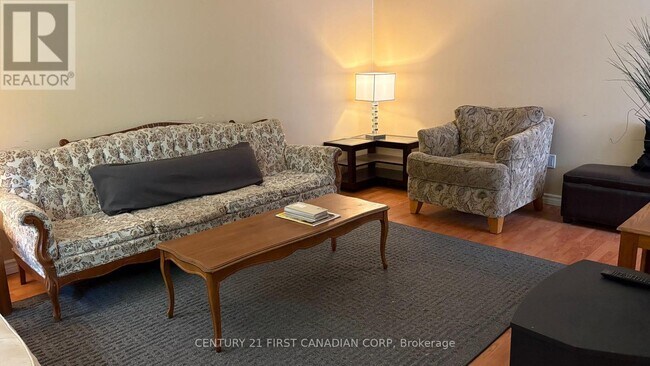 Photo - 460 Castlegrove Blvd
