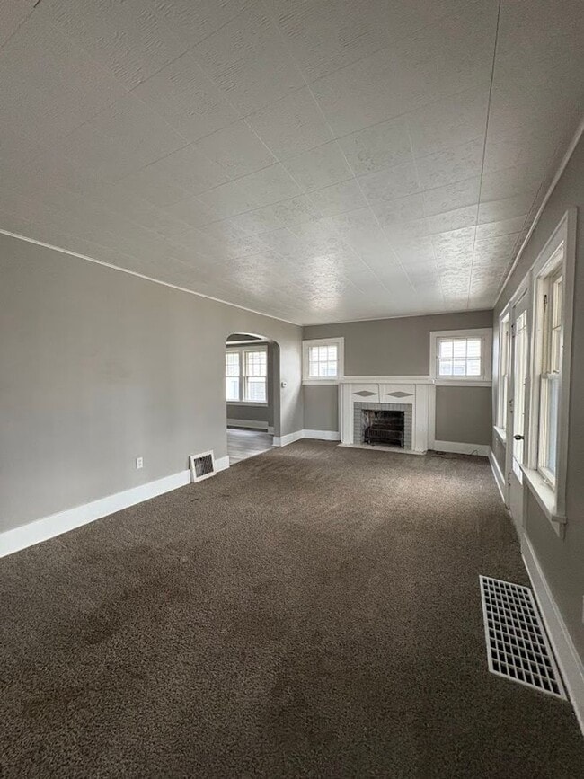 Photo - Large 4 bedrooms 1 full bathroom home for rent