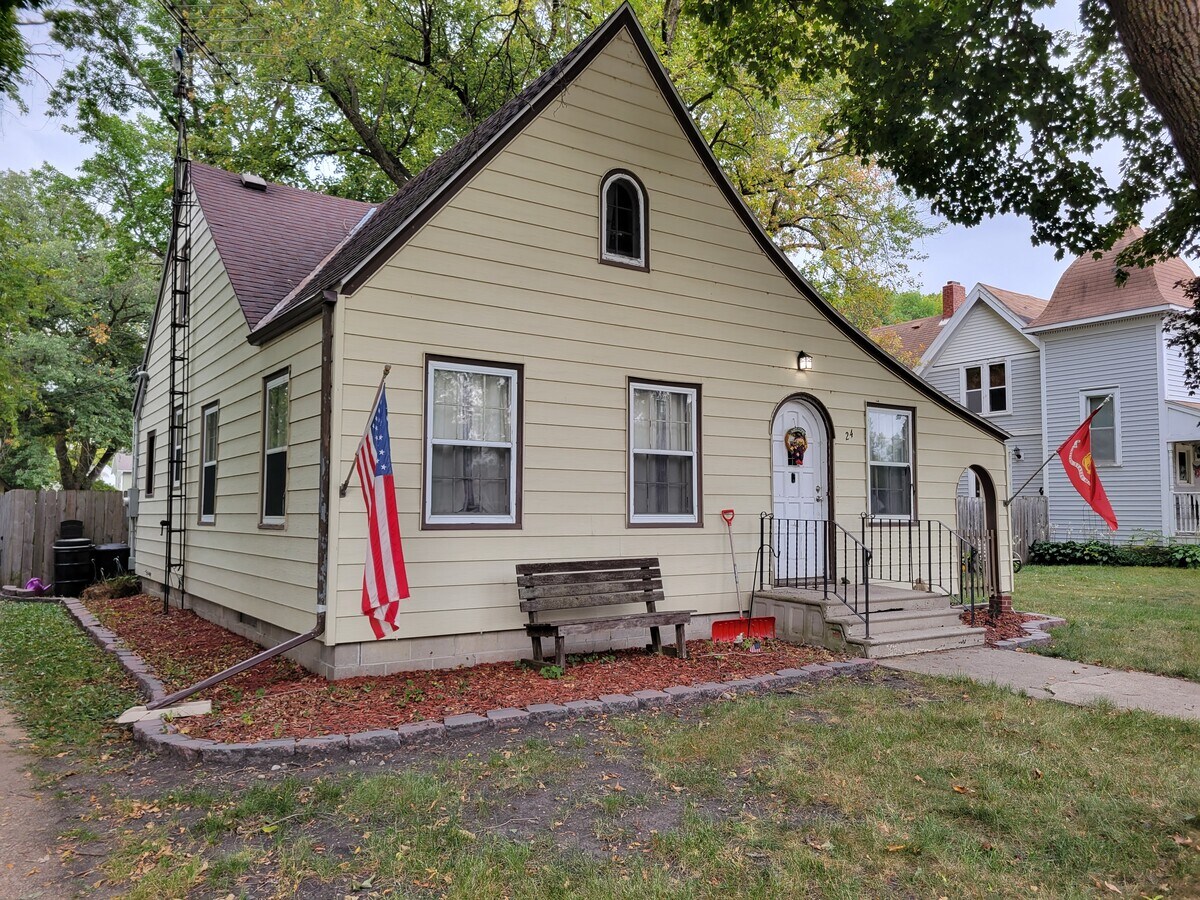 Photo - 24 Main St S