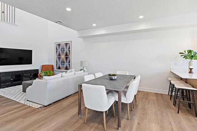 Photo - 1061 W Albertine Ln