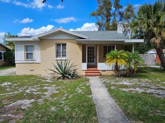 Building Photo - Cozy 2 bedroom 1 bath in town with room to...