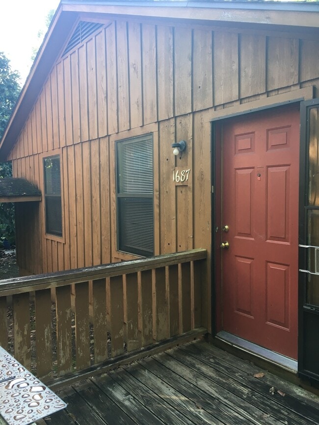 Cozy 2Br/1Ba House tucked away just off SW... - Cozy 2Br/1Ba House tucked away just off SW...