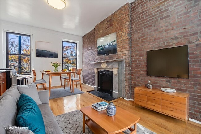 Building Photo - 300 W 10th St