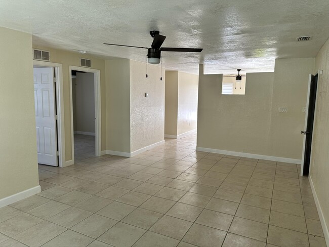 Photo - 1606 Ave K