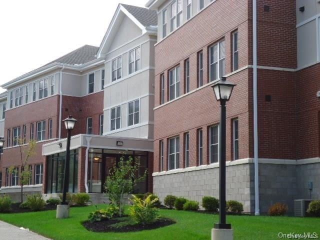 Building Photo - 77 Quaker Ave Unit 105