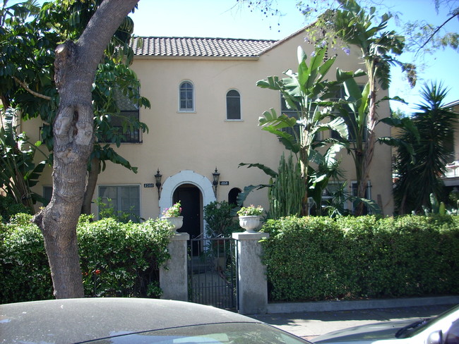 Frente del edificio - 8264 Norton Ave Unidad C