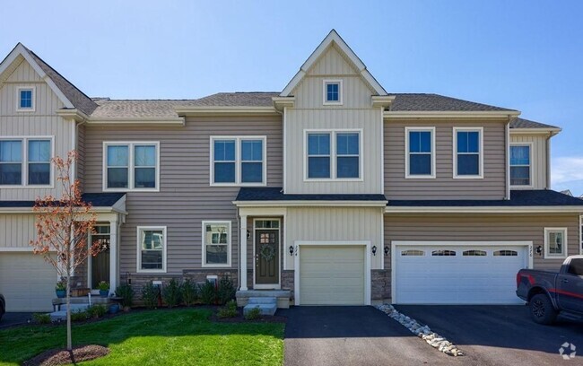 Building Photo - Luxurious 3-Bedroom Townhome with Finished...