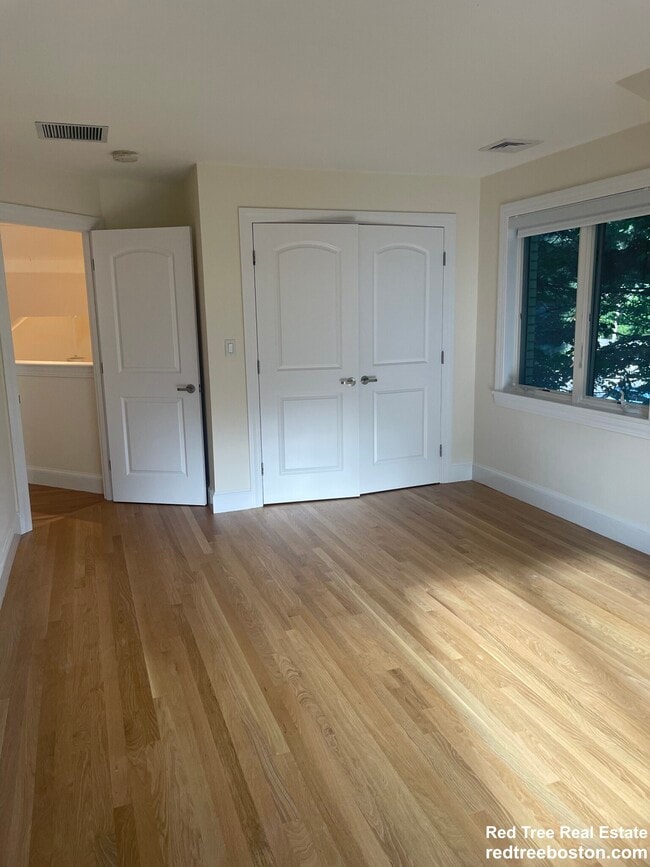 Photo - 901 W Roxbury Pky