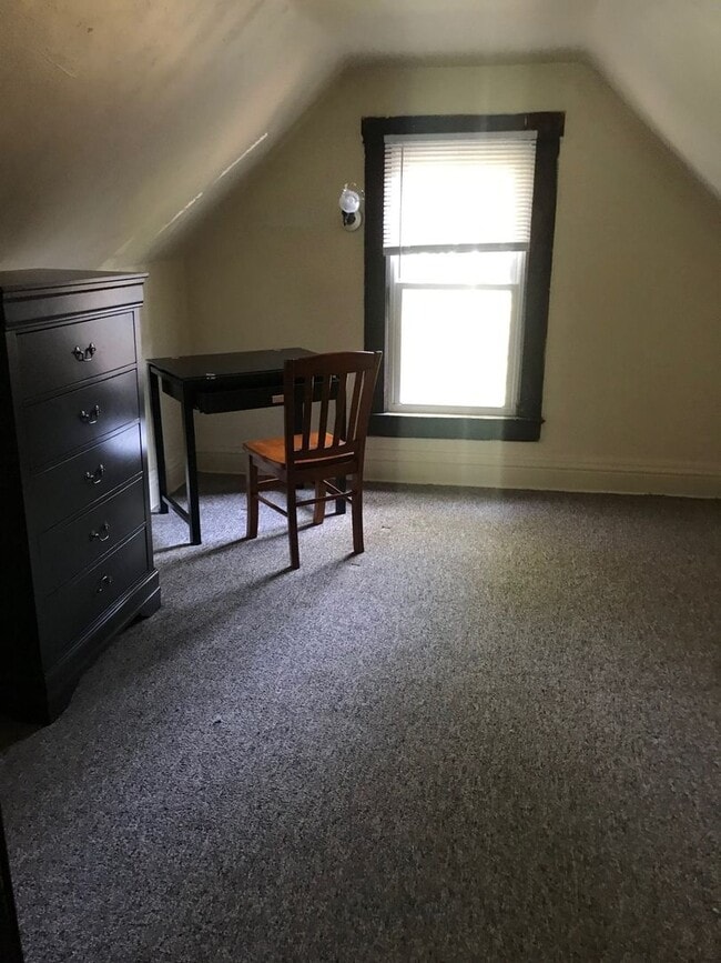 Photo - Spacious 5 bedroom house Centrally located to U of M Campus