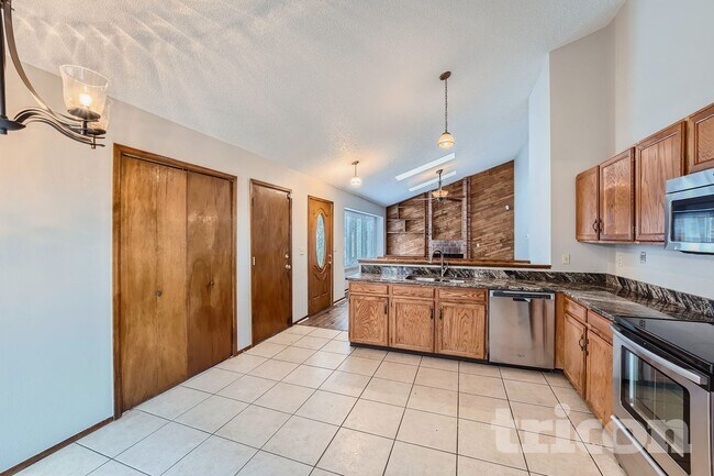 3606 S Gibralter Cir