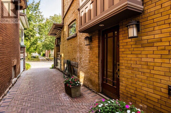 Photo - 344 Palmerston Blvd