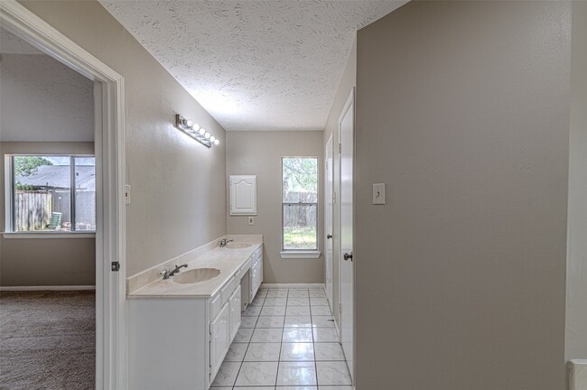 Building Photo - 14615 Cypress Valley Dr