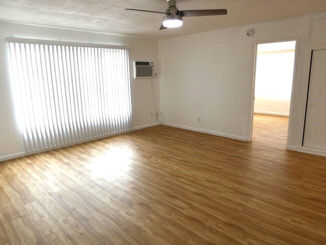 Entrada a salón y dormitorio - 720 Bartlett St