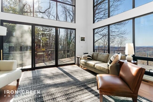 Photo - 910 Rockhold Dr