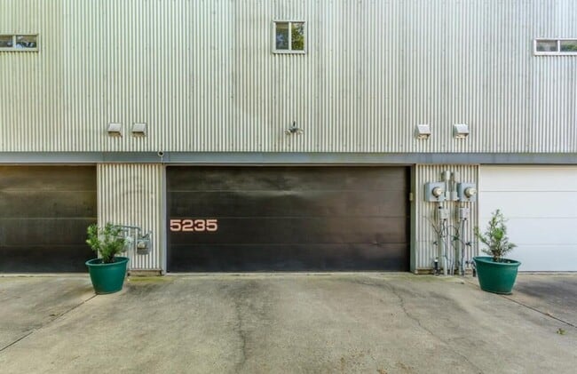 Building Photo - 5235 Blossom St