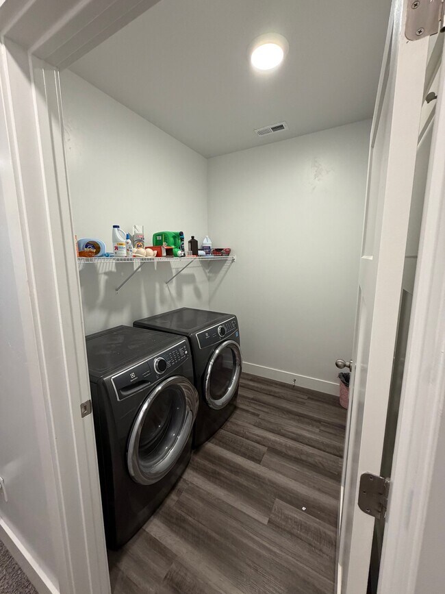 Photo - 303 W 435 N