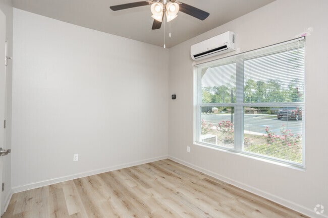 1BR, 1BA - 490SF - Bedroom