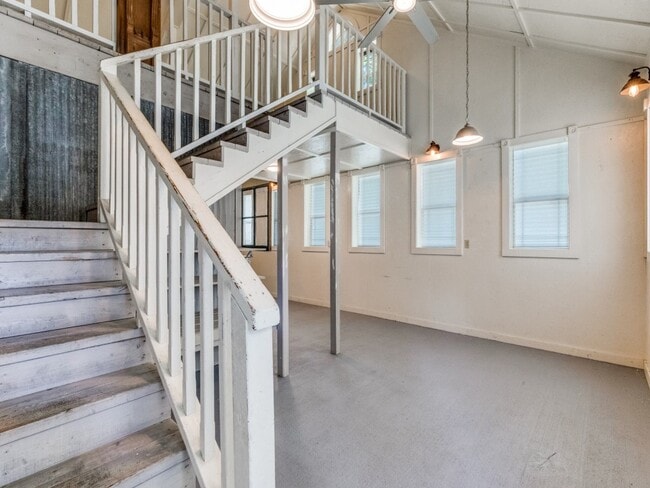 Photo - 1005 Center Cir