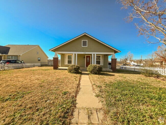 Building Photo - 3 bed/1 bath home