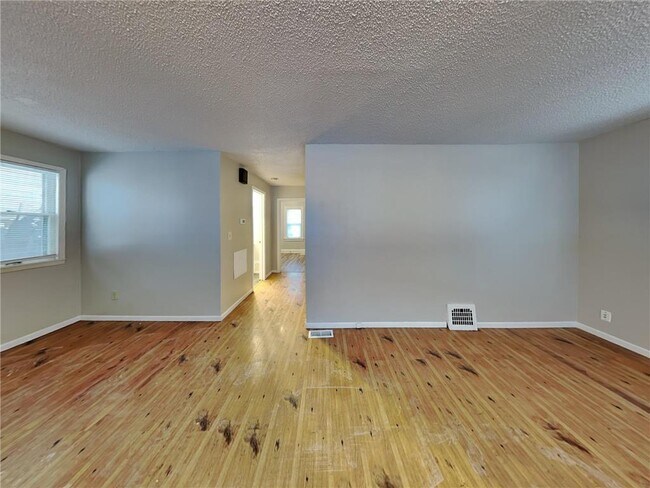 Photo - 1856 Clear Ave E