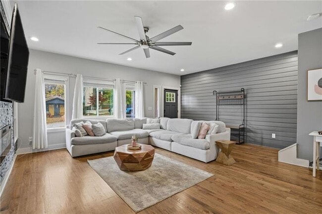 Photo - 160 Vanira Ave SE