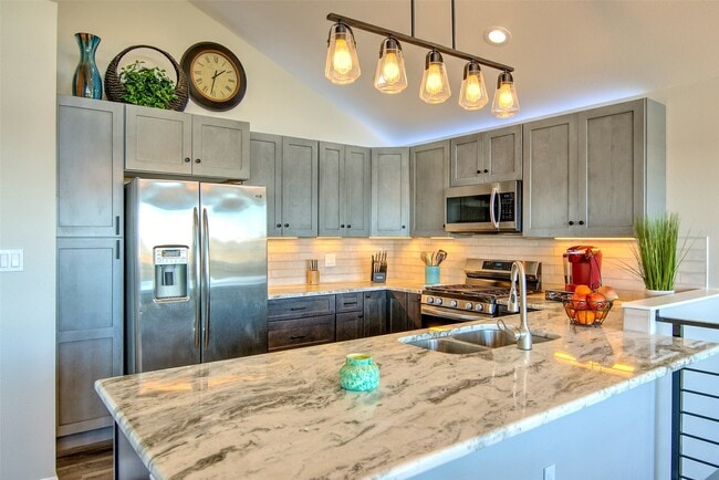 Building Photo - 1526 Lakeside Dr W