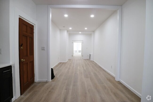 Building Photo - 72-27 68th St Rental