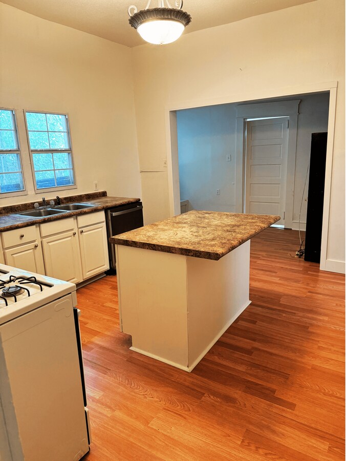 Photo - 1005 Ward St