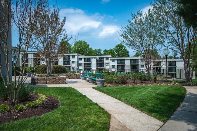 Oficina de arrendamiento Gire a la izquierda - Ashley Apartments