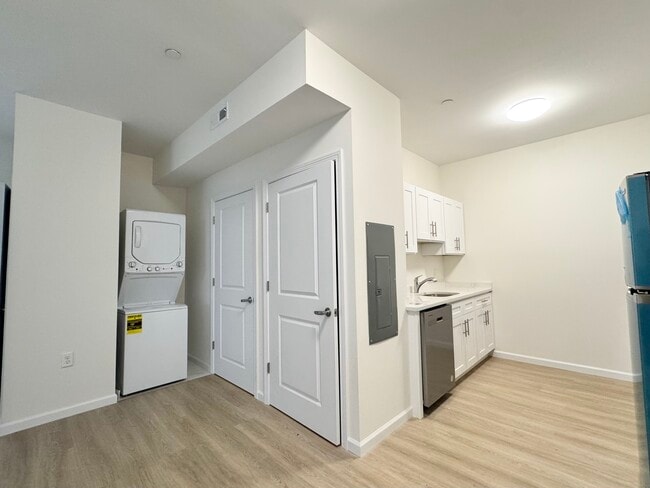 Photo - 1269 Main St