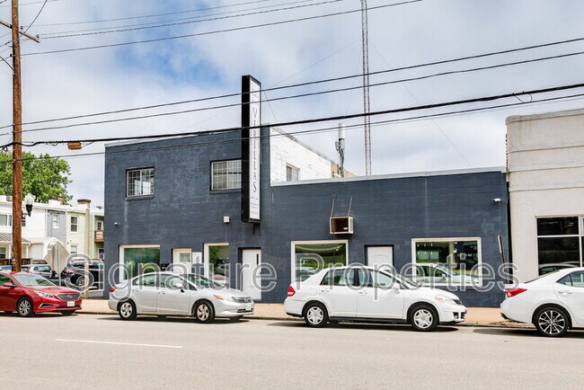 Building Photo - 2312 W Cary St Rental