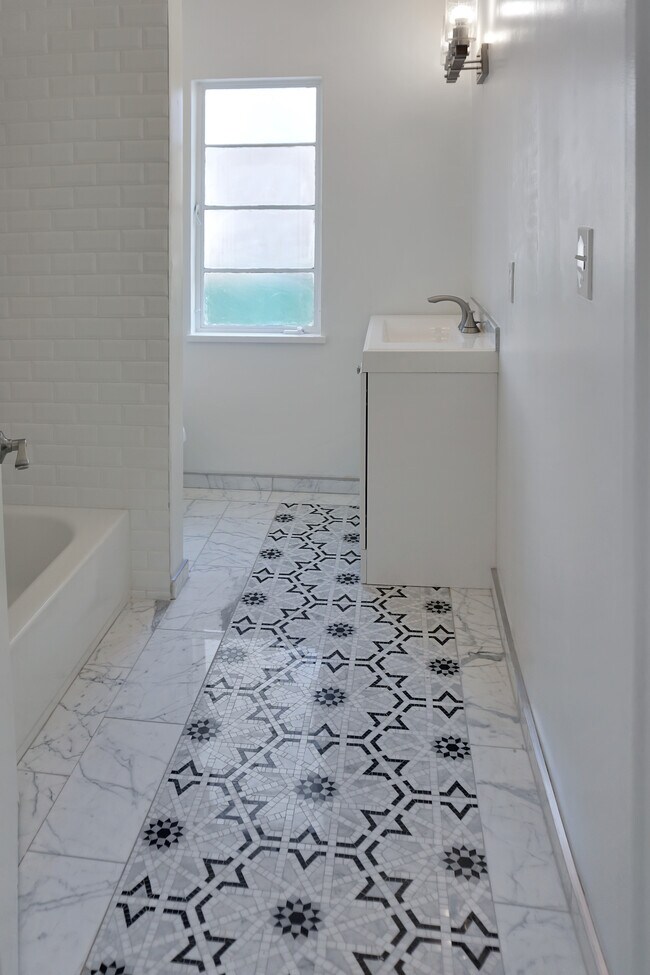 Photo - 219 E Chestnut St Unit #A