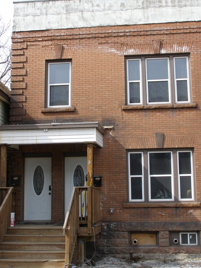 Building Photo - 711 E 2nd St Unit 1