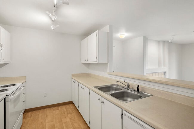 2BR, 2BA - 939SF - Kitchen
