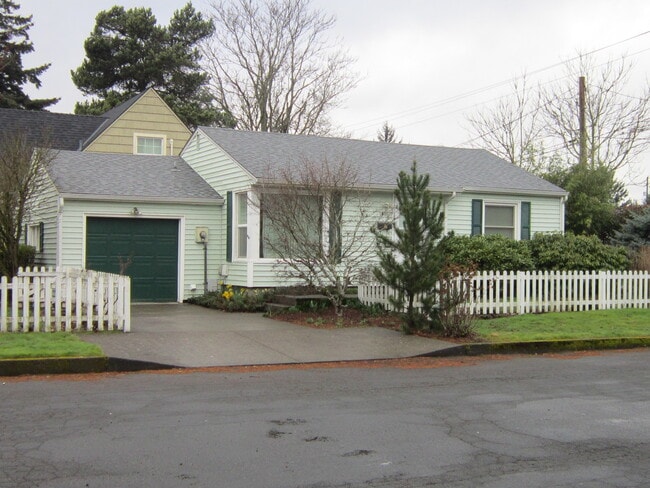 Building Photo - Charming 2 Bedroom 1 Bathroom in Lincoln Neighborhood