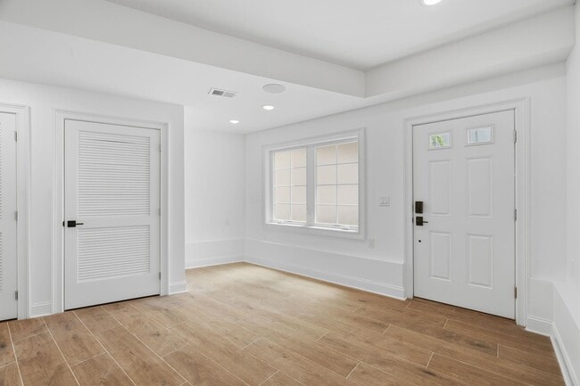 Photo - 14 W 49th St